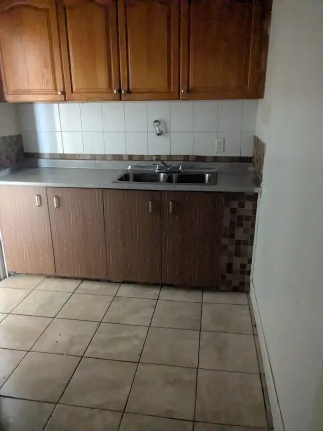 2BR Apartment Near Downtown Windsor – Water Included – Parking - Photo 3