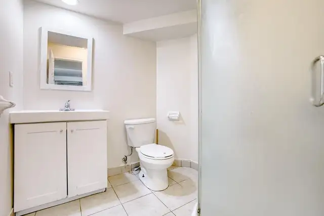 private 1-bedroom in a 3-bedroom basement apartment - Photo 3