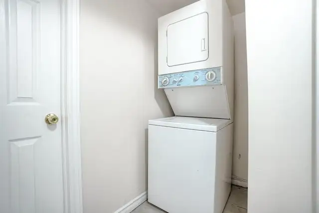 private 1-bedroom in a 3-bedroom basement apartment - Photo 4