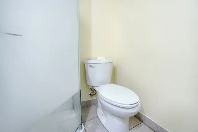 private 1-bedroom in a 3-bedroom basement apartment - Photo 5