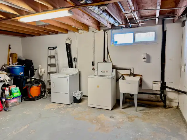 1-Bedroom basement apartment close to Walkley and St Laurent - Photo 8