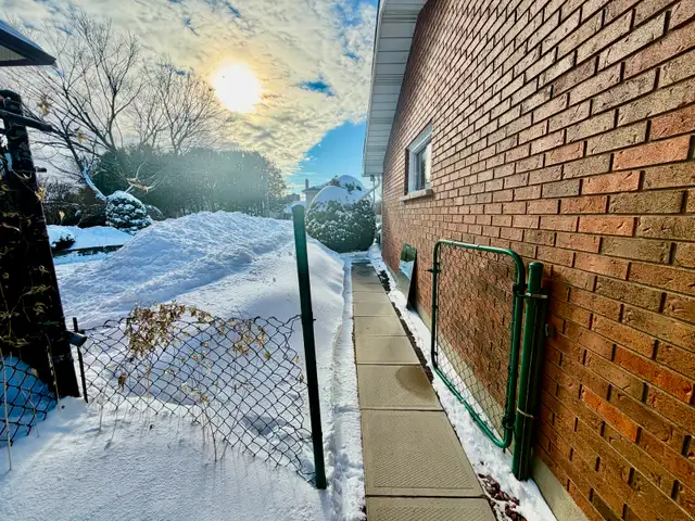 1-Bedroom basement apartment close to Walkley and St Laurent - Photo 10