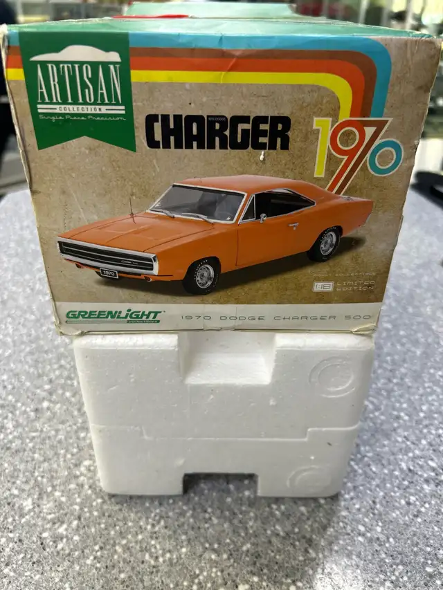 Greenlight Artisan 1970 dodge charger 500 1:18 scale model - Photo 2