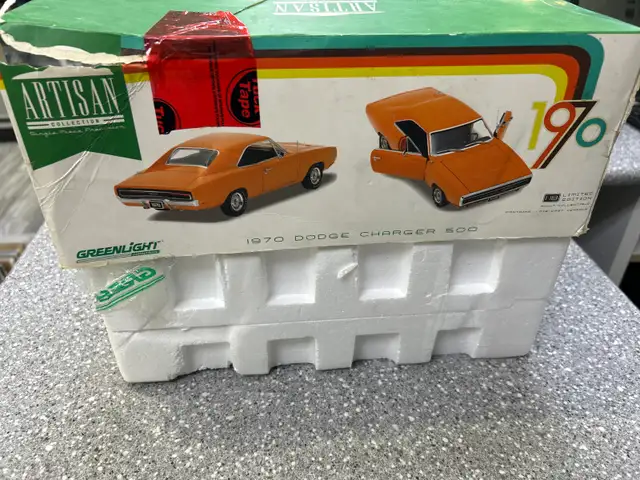 Greenlight Artisan 1970 dodge charger 500 1:18 scale model - Photo 3