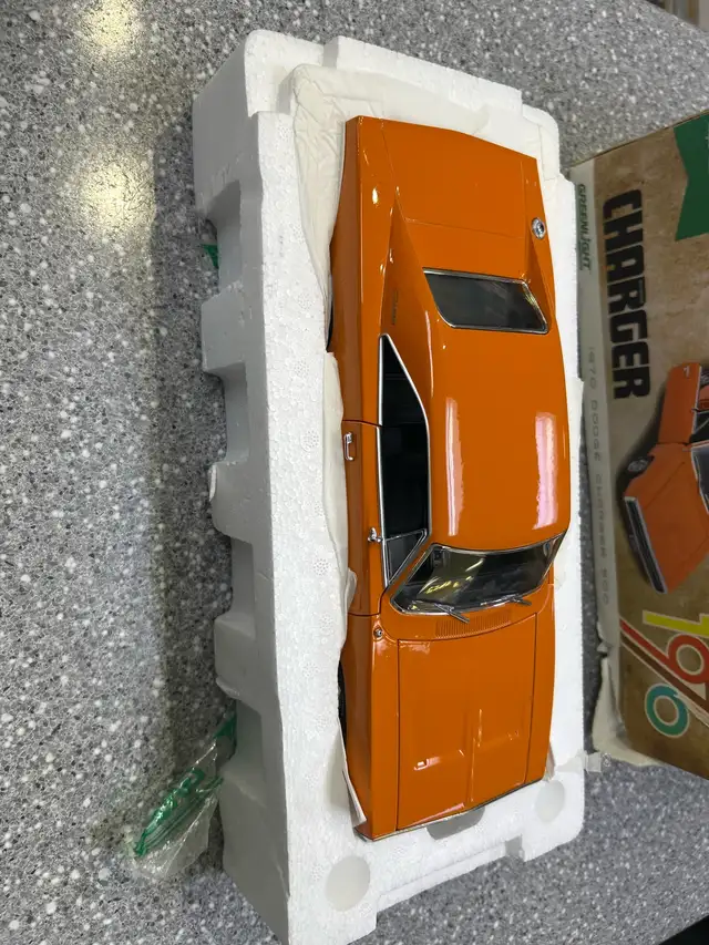 Greenlight Artisan 1970 dodge charger 500 1:18 scale model - Photo 4