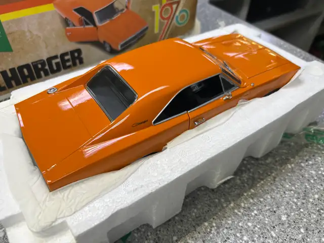 Greenlight Artisan 1970 dodge charger 500 1:18 scale model - Photo 5