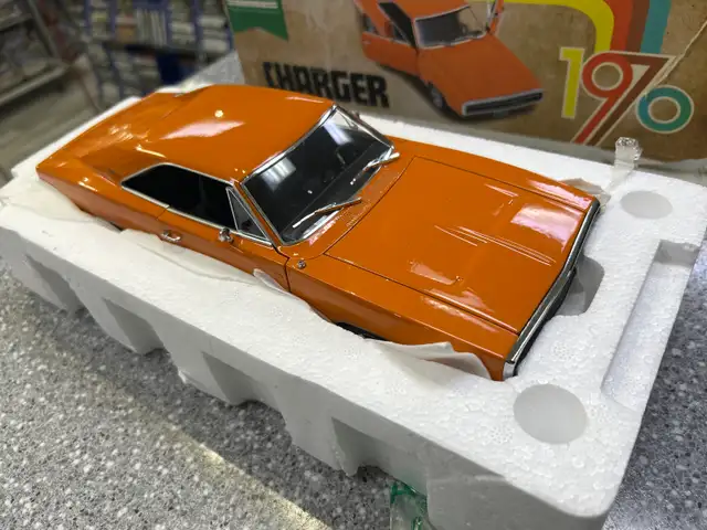 Greenlight Artisan 1970 dodge charger 500 1:18 scale model - Photo 6