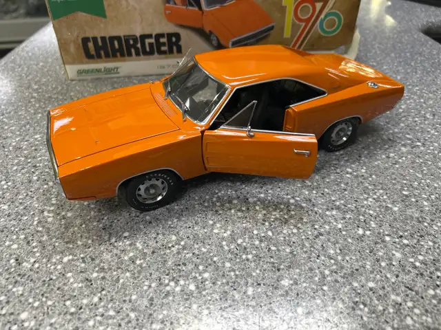Greenlight Artisan 1970 dodge charger 500 1:18 scale model - Photo 8