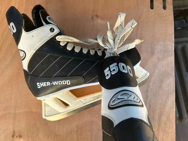 ONE LIGHTLY USED SZ.13 SUREWOOD 5500 HOCKEY SKATESLOTS OF BLADE
