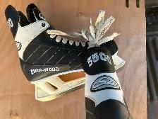 ONE LIGHTLY USED SZ.13 SUREWOOD 5500 HOCKEY SKATESLOTS OF BLADE
