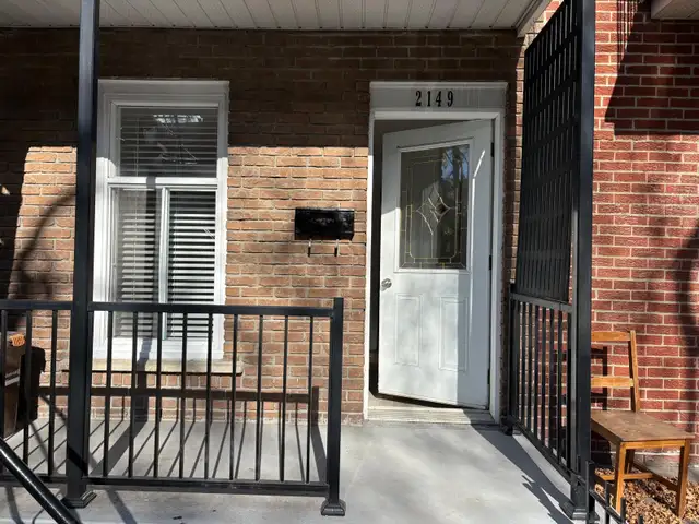 3 1/2 Rénové. Libre. Rez-de chaussée - Photo 3