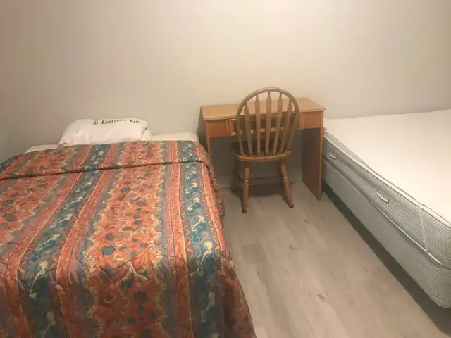 Private Large Room in a Fairly New House - Photo 2