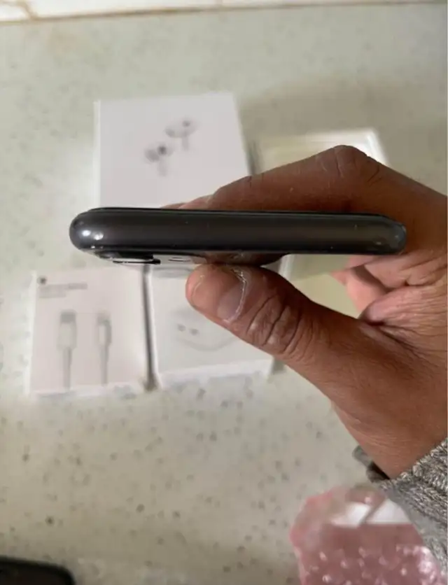 iPhone 11 256GB Unlocked - Excellent Condition! - Photo 2