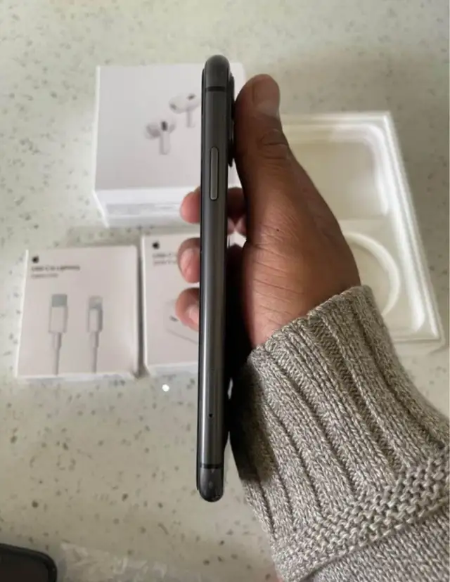 iPhone 11 256GB Unlocked - Excellent Condition! - Photo 3