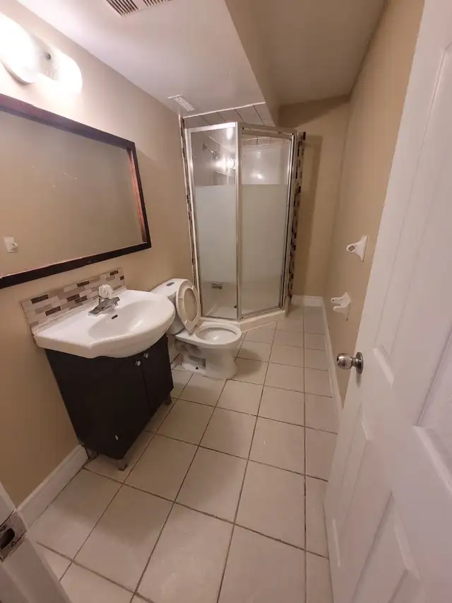 =Available Immediately! All-Inclusive 2 Bedroom with 2 Parking = - Photo 3