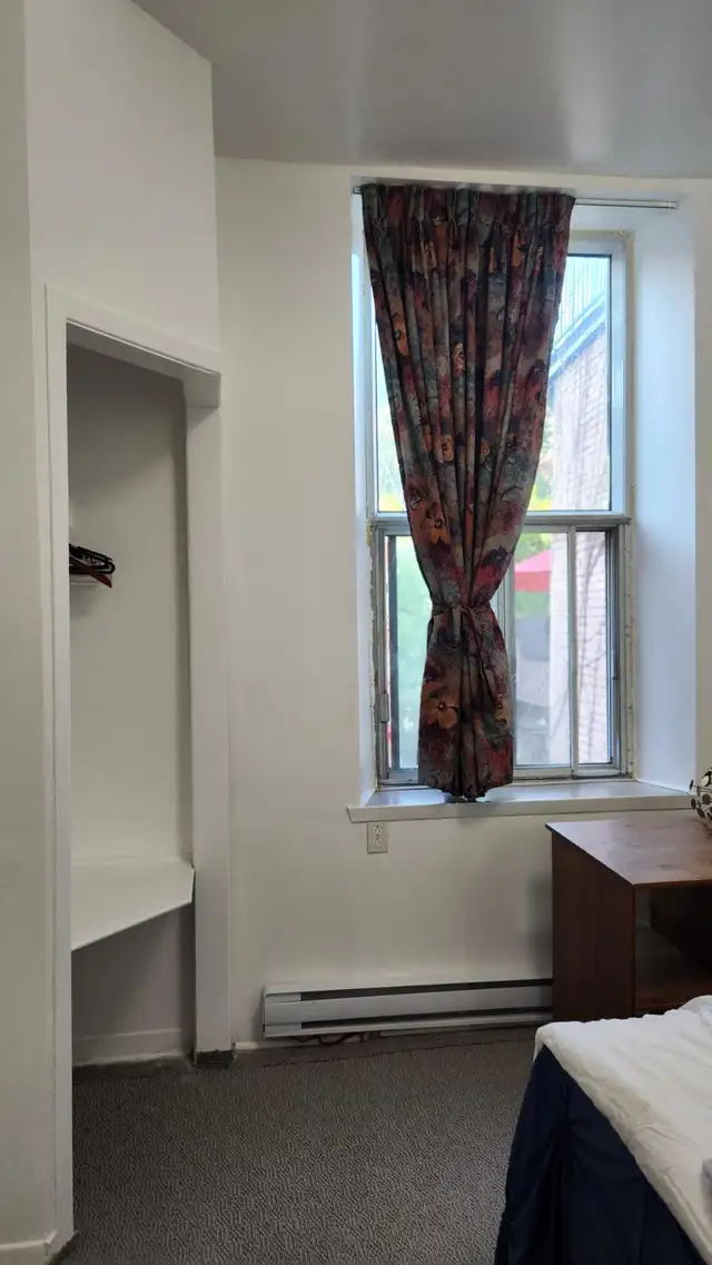 Chambre meublee Bain prive Berri Uqam $760 Room w private bat - Photo 9