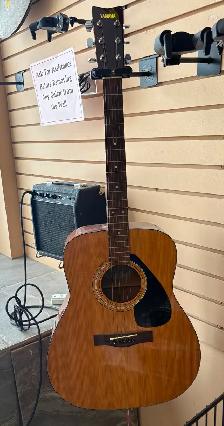 Variety of Acoustic Guitars: Epiphone, Yamaha, Seagull... - Photo 3