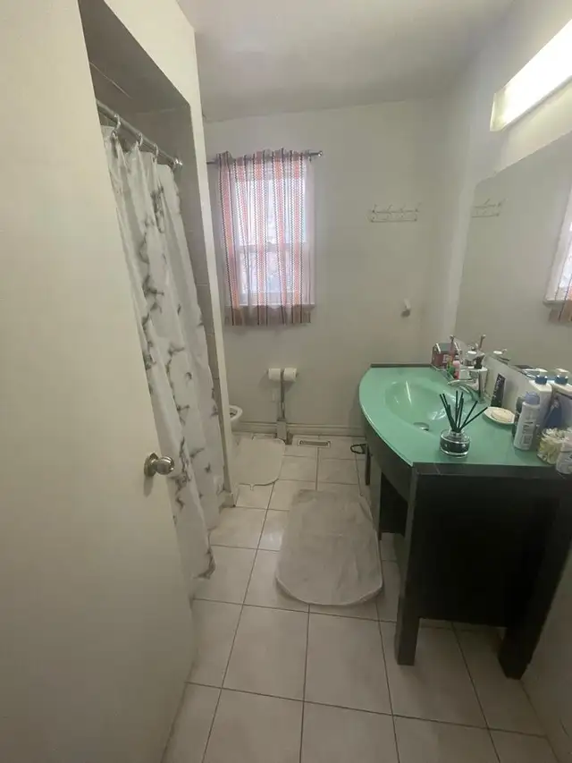 3 bedrooms apart in Main floor of a Bungalow- North York - Photo 3