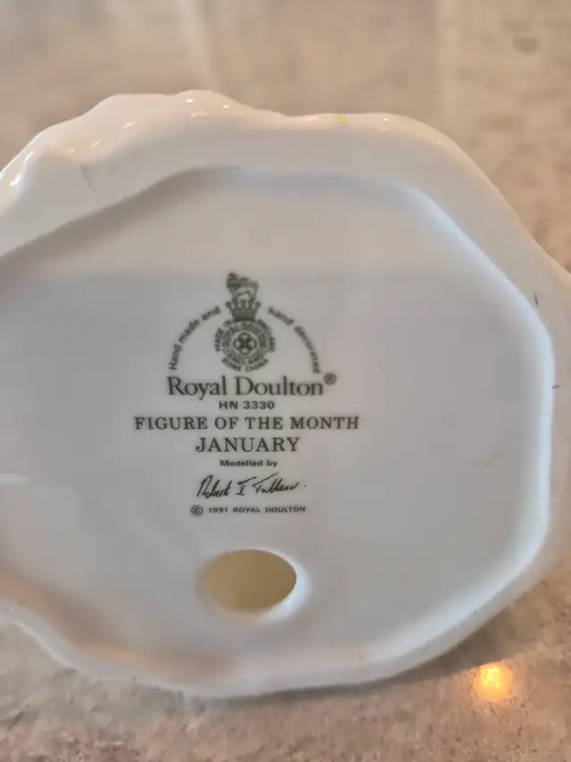 Royal Doulton Figure of the Month January HN 3330 - Photo 3
