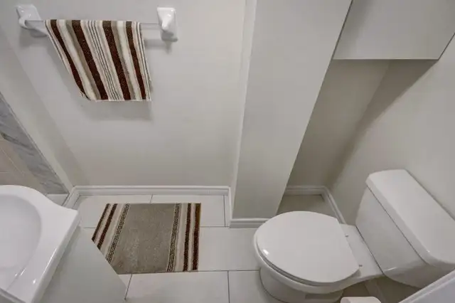 3 Bedrooms, 2 washrooms Basement Apartment: Midland and Danforth - Photo 5