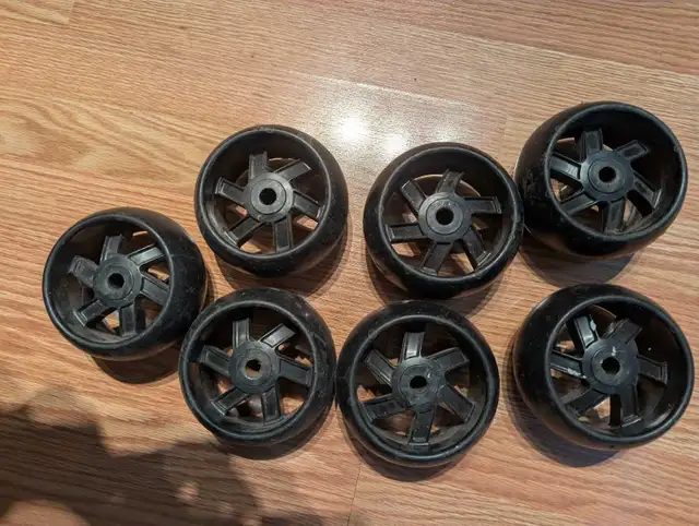 Set of 7 Black Plastic Wheels - Photo 2