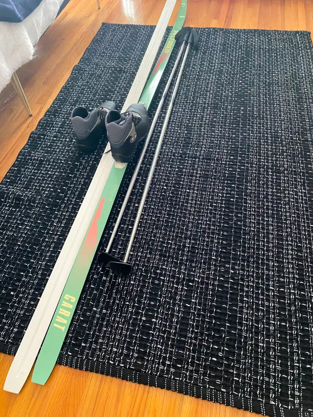 210cm Classic XC Waxless Skies with Mens 9.5 Boots & 150cm Poles