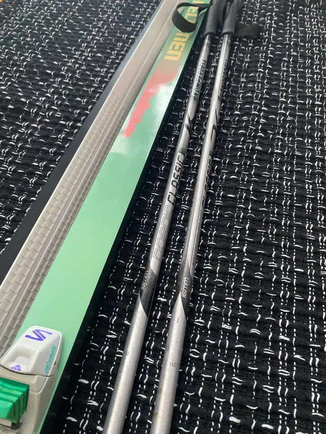 210cm Classic XC Waxless Skies with Mens 9.5 Boots & 150cm Poles - Photo 3