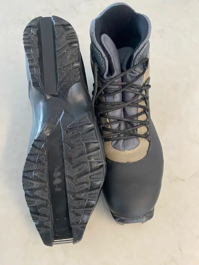 210cm Classic XC Waxless Skies with Mens 9.5 Boots & 150cm Poles - Photo 5