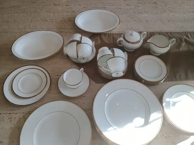 Wedgwood California 45 Pieces Bone China Dinnerware Set 8 place