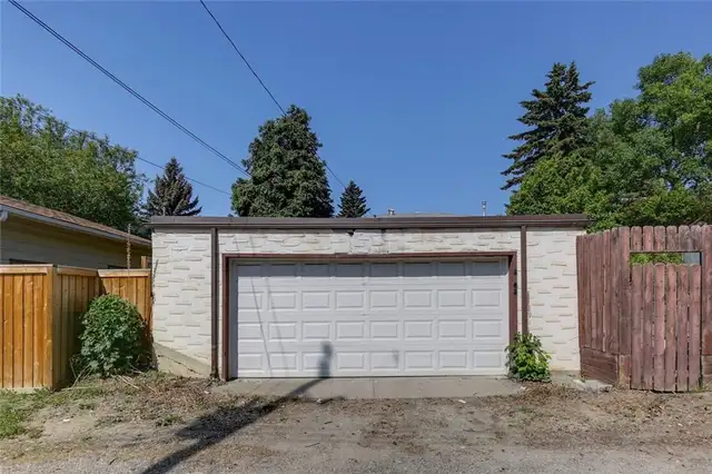 Detached Double Garage for Rent