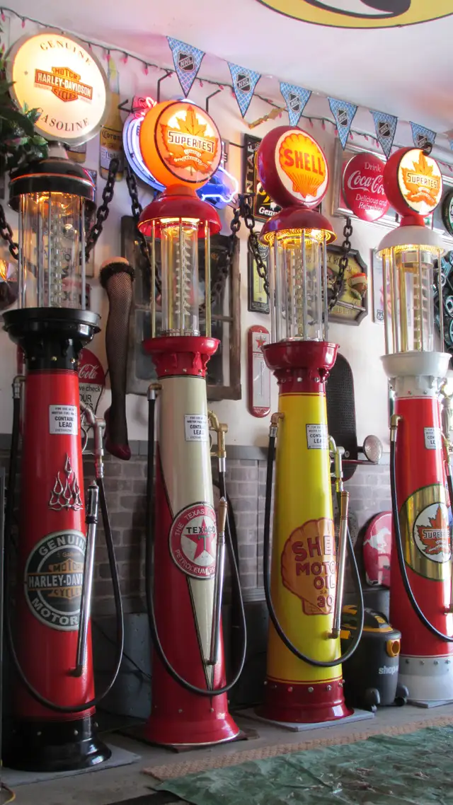 Visible gas pump replica - Photo 3