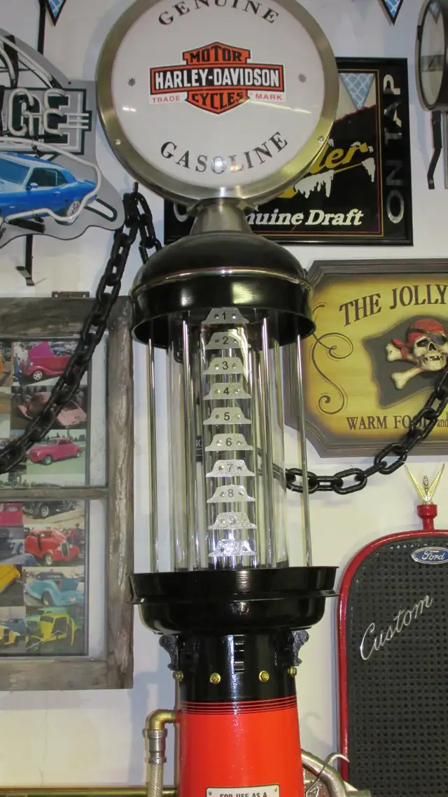 Visible gas pump replica - Photo 4