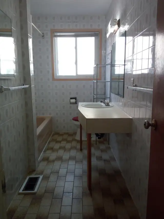 Rooms in Meadowlands near Carlton U and Algonquin College - Photo 8