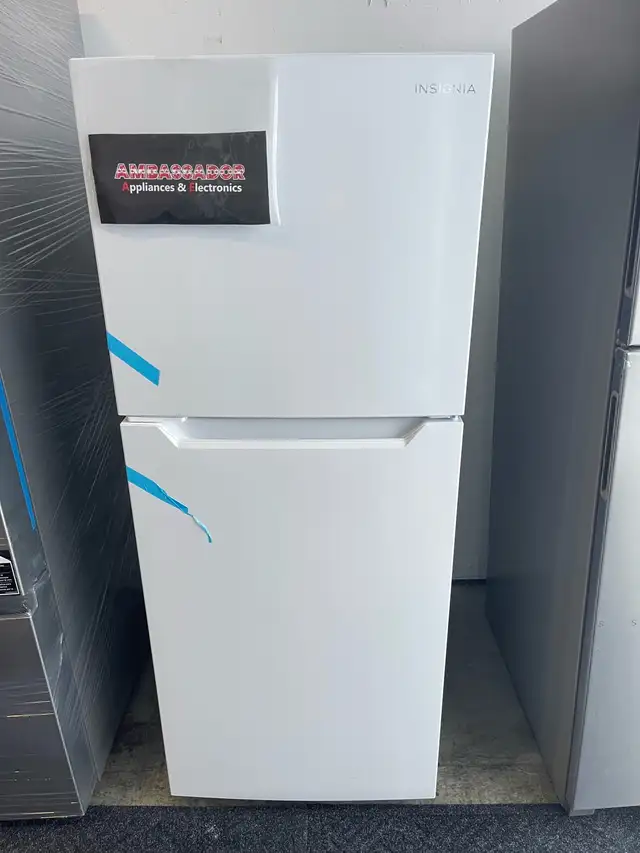 NEW 24" Insignia Top Freezer Fridge (10.1 Cu.Ft) Frost Free - Photo 2