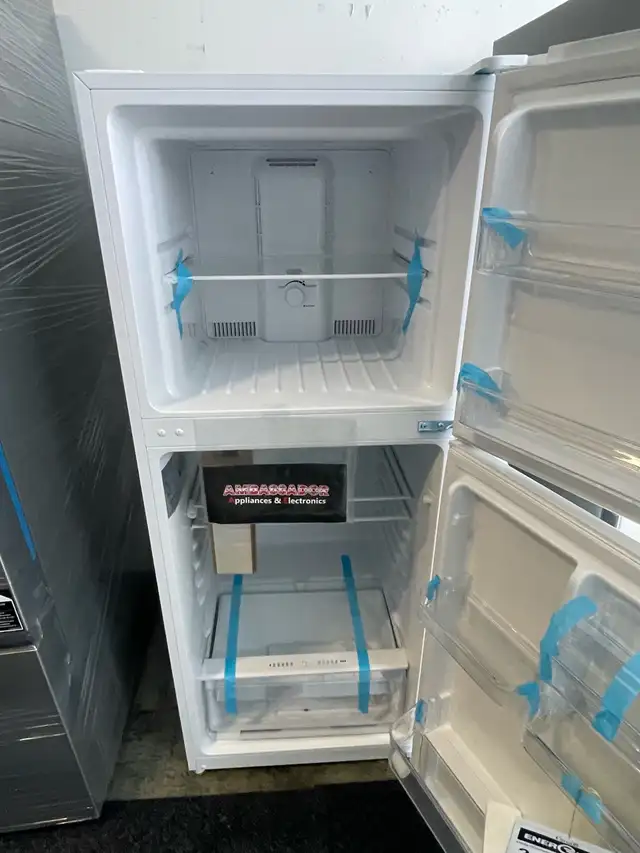 NEW 24" Insignia Top Freezer Fridge (10.1 Cu.Ft) Frost Free - Photo 4