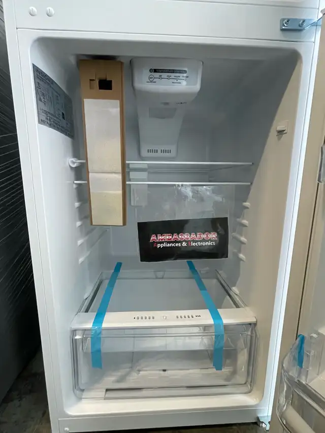 NEW 24" Insignia Top Freezer Fridge (10.1 Cu.Ft) Frost Free - Photo 5
