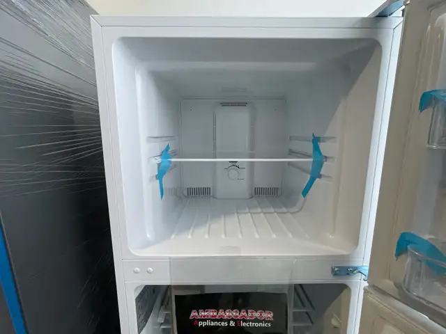 NEW 24" Insignia Top Freezer Fridge (10.1 Cu.Ft) Frost Free - Photo 6