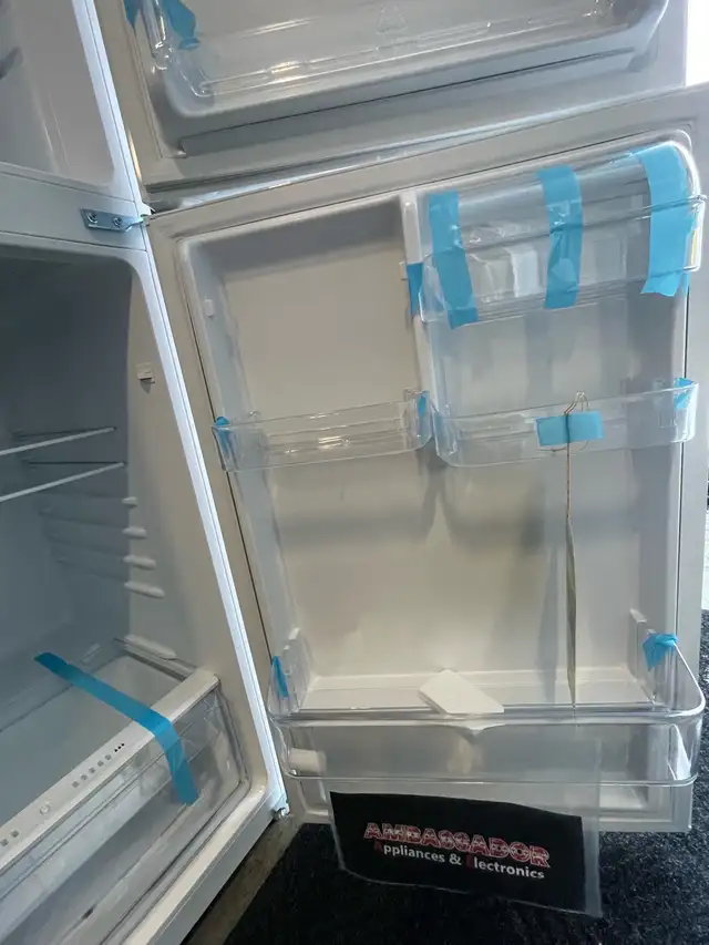 NEW 24" Insignia Top Freezer Fridge (10.1 Cu.Ft) Frost Free - Photo 7