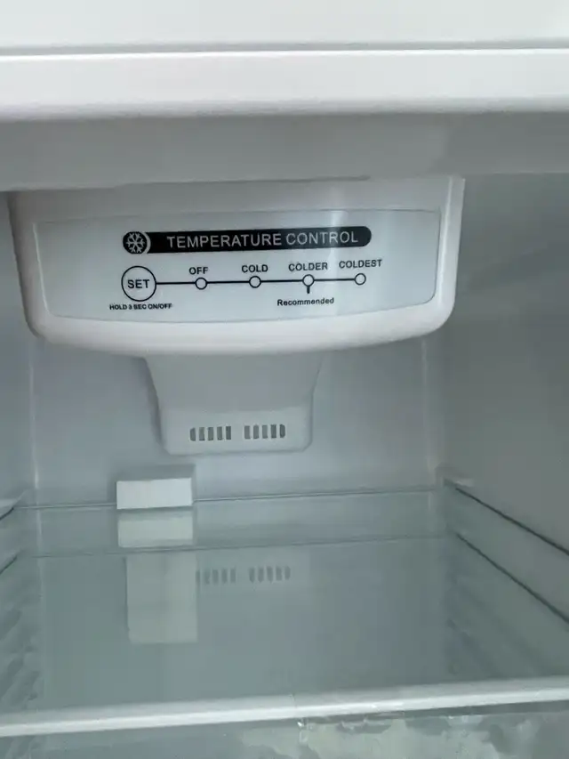 NEW 24" Insignia Top Freezer Fridge (10.1 Cu.Ft) Frost Free - Photo 8