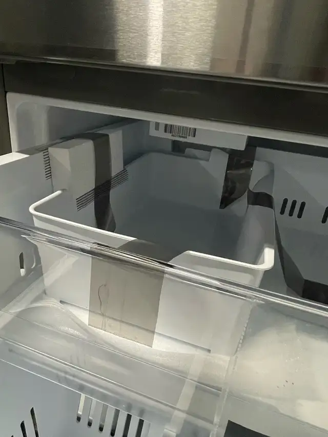 NEW 33" LG Fridge (Stainless Steel Bottom Freezer With Ice Maker - Photo 6