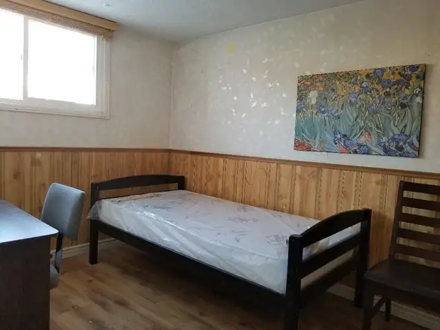 Fully furnished 2 bedroom in a semi-basement apartment - Photo 2