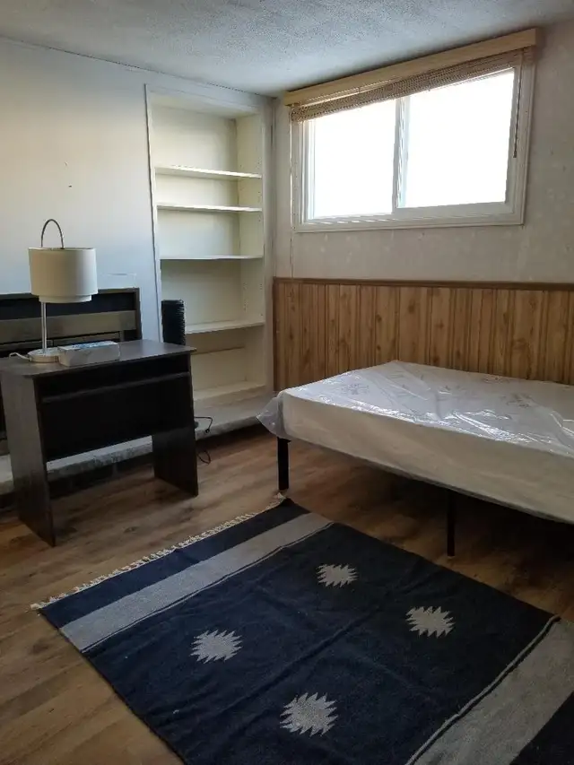 Fully furnished 2 bedroom in a semi-basement apartment - Photo 3