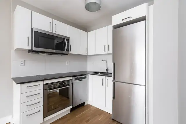 Renovated One Bedroom, Queen and Niagara - ID 4396 - Photo 3
