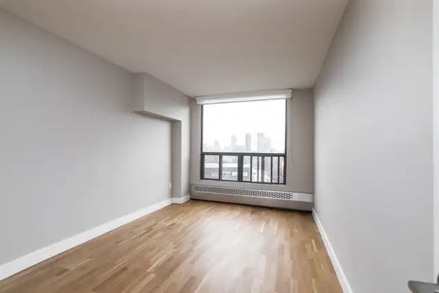 Renovated One Bedroom, Queen and Niagara - ID 4396 - Photo 4