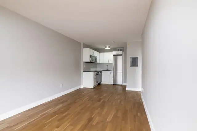 Renovated One Bedroom, Queen and Niagara - ID 4396 - Photo 6