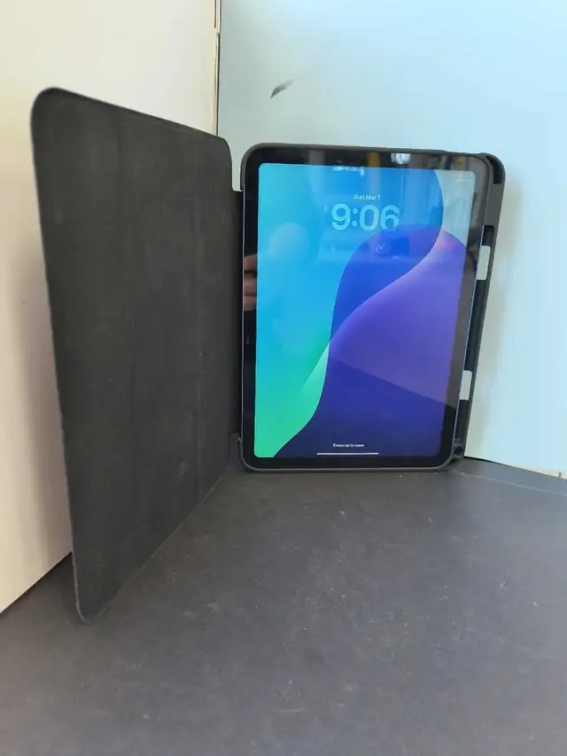 10th gen iPad 64GB with case - Photo 2