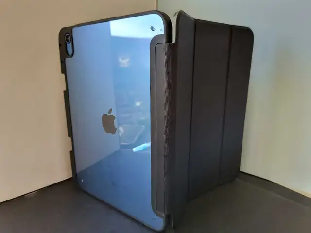 10th gen iPad 64GB with case - Photo 3