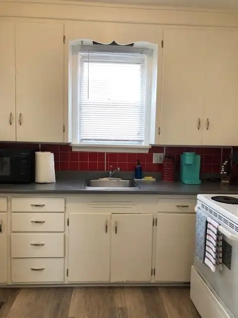 U of A / Whyte Ave Furnished 2 Bedroom Incl. Utilities - May 1st - Photo 8