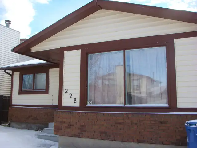 Large 1200sf 2BR WALKOUT Bsmt-NEAR LRT-Huge BR,STORAGE rm-pet ok - Photo 2