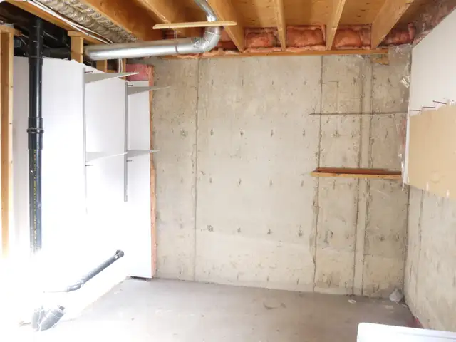 Large 1200sf 2BR WALKOUT Bsmt-NEAR LRT-Huge BR,STORAGE rm-pet ok - Photo 9